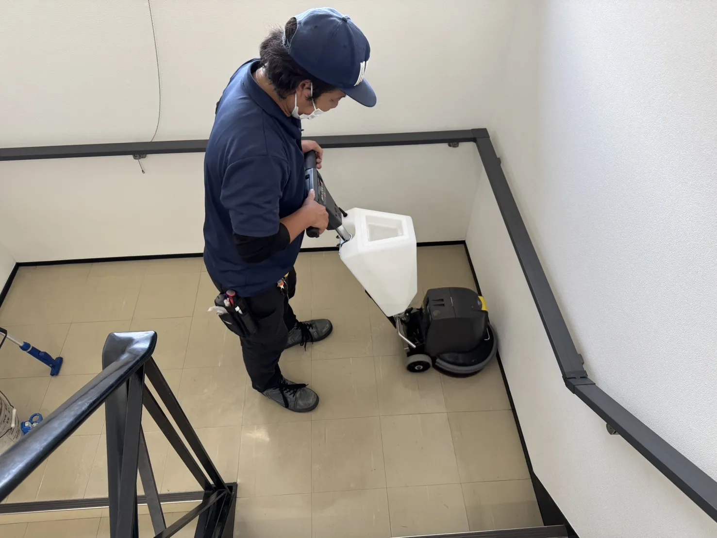 ポリッシャーによる定期清掃